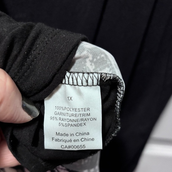 Blouse with New York cityscape and tie back neck - Picture 4 of 4